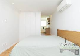 Renovated house with large outdoor space, terrace and sea view in Parede