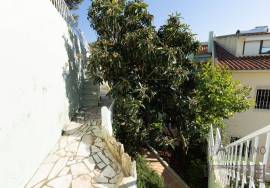 Renovated house with large outdoor space, terrace and sea view in Parede