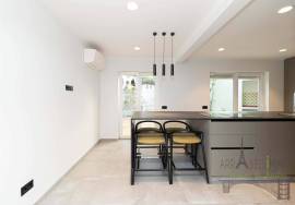 Renovated house with large outdoor space, terrace and sea view in Parede