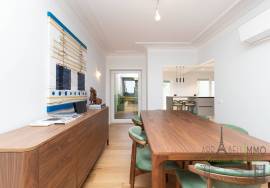 Renovated house with large outdoor space, terrace and sea view in Parede