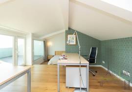 Renovated house with large outdoor space, terrace and sea view in Parede