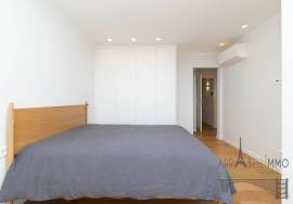 Renovated house with large outdoor space, terrace and sea view in Parede