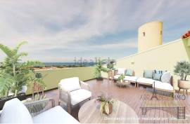 Renovated house with large outdoor space, terrace and sea view in Parede