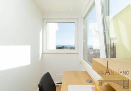 Renovated house with large outdoor space, terrace and sea view in Parede