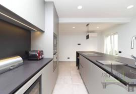 Renovated house with large outdoor space, terrace and sea view in Parede