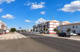Two-story house with patio and garage in Puebla de la Calzada · 4 bedrooms · 3 bathrooms