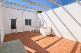 Two-story house with patio and garage in Puebla de la Calzada · 4 bedrooms · 3 bathrooms