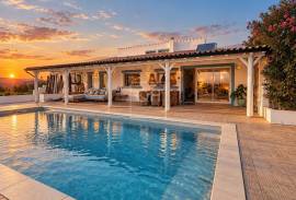 Charming 2-Bedroom Villa with Pool & Stunning Views Across the Hills to the Sea – Near Santa Catarina da Fonte do Bispo