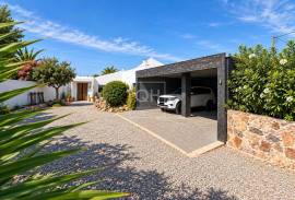 Charming 2-Bedroom Villa with Pool & Stunning Views Across the Hills to the Sea – Near Santa Catarina da Fonte do Bispo Charming 2-Bedroom Villa with Pool & Stunning Views Across the Hills to the Sea – Near Santa Catarina da Fonte do Bispo