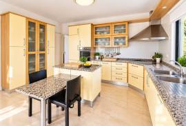 Elegant 3+1 Bedroom Villa with Breathtaking Sea Views near Loulé Elegant 3+1 Bedroom Villa with Breathtaking Sea Views near Loulé