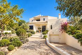 Elegant 3+1 Bedroom Villa with Breathtaking Sea Views near Loulé Elegant 3+1 Bedroom Villa with Breathtaking Sea Views near Loulé