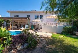 Detached 3+ bedroom villa with pool and basement near Almancil.
