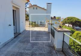 Historic Villa with Sea Views and Renovation Project in Estoril
