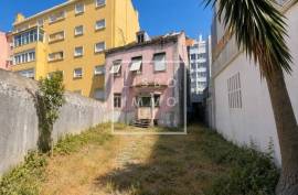 Building with Private Garden for Renovation in Lapa | Development Potential