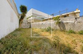 House with Private Garden for Renovation in Lapa | Development Potential