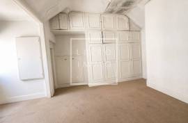 House with Private Garden for Renovation in Lapa | Development Potential