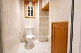 House with Private Garden for Renovation in Lapa | Development Potential