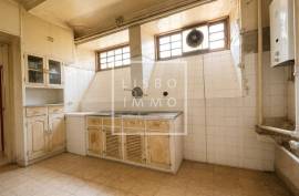 House with Private Garden for Renovation in Lapa | Development Potential