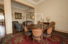 House with Private Garden for Renovation in Lapa | Development Potential
