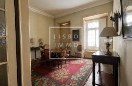 House with Private Garden for Renovation in Lapa | Development Potential