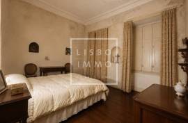 House with Private Garden for Renovation in Lapa | Development Potential