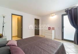 Excellent renovated 5-bedroom property with a swimming pool in Vale Judeu. Excellent renovated 5-bedroom property with a swimming pool in Vale Judeu.