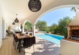 Excellent renovated 5-bedroom property with a swimming pool in Vale Judeu. Excellent renovated 5-bedroom property with a swimming pool in Vale Judeu.