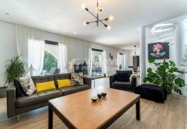 Excellent renovated 5-bedroom property with a swimming pool in Vale Judeu. Excellent renovated 5-bedroom property with a swimming pool in Vale Judeu.