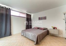 Excellent renovated 5-bedroom property with a swimming pool in Vale Judeu. Excellent renovated 5-bedroom property with a swimming pool in Vale Judeu.