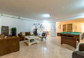 Excellent renovated 5-bedroom property with a swimming pool in Vale Judeu. Excellent renovated 5-bedroom property with a swimming pool in Vale Judeu.