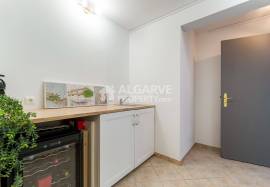 Excellent renovated 5-bedroom property with a swimming pool in Vale Judeu. Excellent renovated 5-bedroom property with a swimming pool in Vale Judeu.