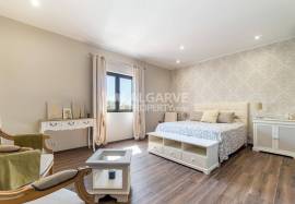 Excellent renovated 5-bedroom property with a swimming pool in Vale Judeu. Excellent renovated 5-bedroom property with a swimming pool in Vale Judeu.