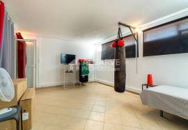 Excellent renovated 5-bedroom property with a swimming pool in Vale Judeu. Excellent renovated 5-bedroom property with a swimming pool in Vale Judeu.