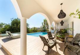 Excellent renovated 5-bedroom property with a swimming pool in Vale Judeu. Excellent renovated 5-bedroom property with a swimming pool in Vale Judeu.