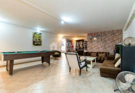 Excellent renovated 5-bedroom property with a swimming pool in Vale Judeu. Excellent renovated 5-bedroom property with a swimming pool in Vale Judeu.