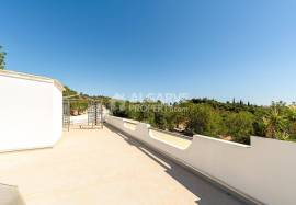 Excellent renovated 5-bedroom property with a swimming pool in Vale Judeu. Excellent renovated 5-bedroom property with a swimming pool in Vale Judeu.