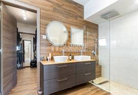 Excellent renovated 5-bedroom property with a swimming pool in Vale Judeu. Excellent renovated 5-bedroom property with a swimming pool in Vale Judeu.