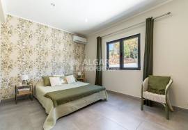 Excellent renovated 5-bedroom property with a swimming pool in Vale Judeu. Excellent renovated 5-bedroom property with a swimming pool in Vale Judeu.