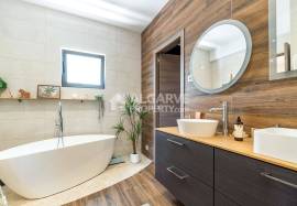Excellent renovated 5-bedroom property with a swimming pool in Vale Judeu. Excellent renovated 5-bedroom property with a swimming pool in Vale Judeu.