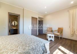 Excellent renovated 5-bedroom property with a swimming pool in Vale Judeu. Excellent renovated 5-bedroom property with a swimming pool in Vale Judeu.