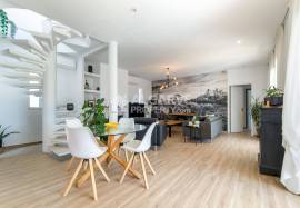 Excellent renovated 5-bedroom property with a swimming pool in Vale Judeu. Excellent renovated 5-bedroom property with a swimming pool in Vale Judeu.