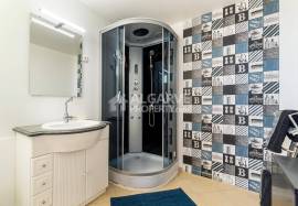 Excellent renovated 5-bedroom property with a swimming pool in Vale Judeu. Excellent renovated 5-bedroom property with a swimming pool in Vale Judeu.
