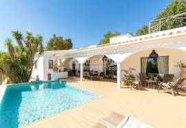 Excellent renovated 5-bedroom property with a swimming pool in Vale Judeu.