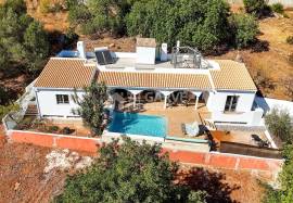 Excellent renovated 5-bedroom property with a swimming pool in Vale Judeu. Excellent renovated 5-bedroom property with a swimming pool in Vale Judeu.
