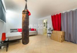 Excellent renovated 5-bedroom property with a swimming pool in Vale Judeu. Excellent renovated 5-bedroom property with a swimming pool in Vale Judeu.