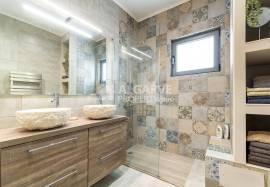 Excellent renovated 5-bedroom property with a swimming pool in Vale Judeu. Excellent renovated 5-bedroom property with a swimming pool in Vale Judeu.