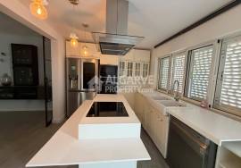 7-bedroom house in a quiet residential area close to the beach and the airport. 7-bedroom house in a quiet residential area close to the beach and the airport.