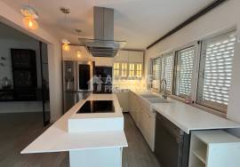 7-bedroom house in a quiet residential area close to the beach and the airport. 7-bedroom house in a quiet residential area close to the beach and the airport.