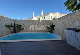 7-bedroom house in a quiet residential area close to the beach and the airport.