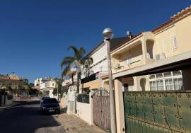7-bedroom house in a quiet residential area close to the beach and the airport. 7-bedroom house in a quiet residential area close to the beach and the airport.